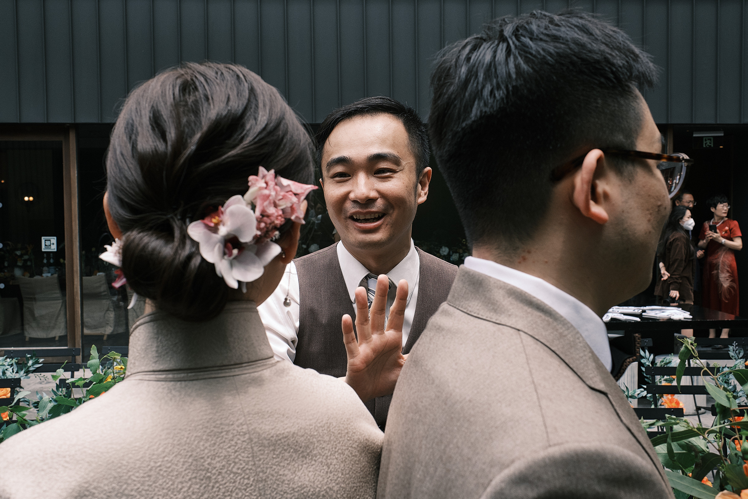 wedding host tries to explain ceremony process to bride and groom in shanghai