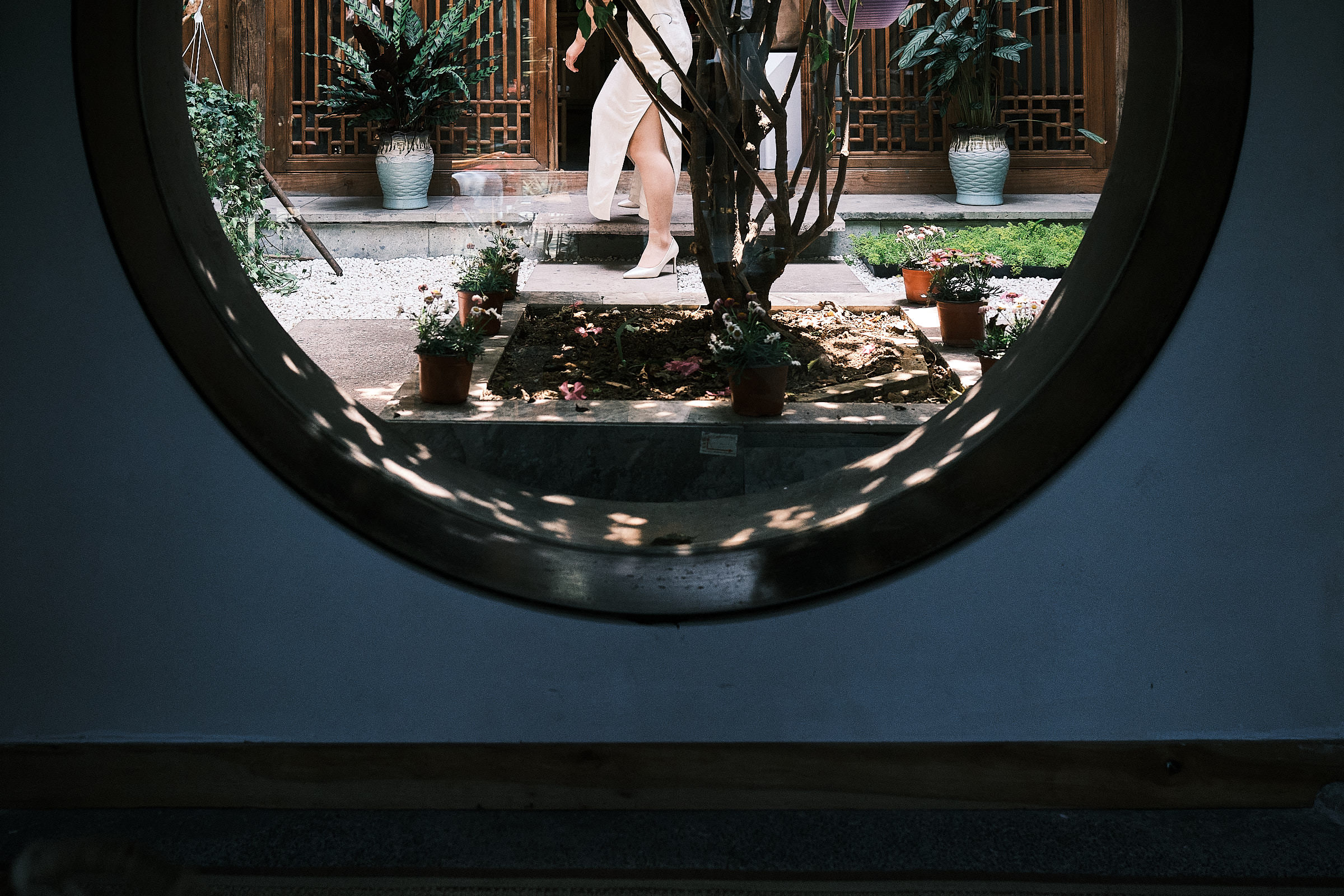 Bride Enters Location To Get Ready Through A Circle Frame In Hangzhou China